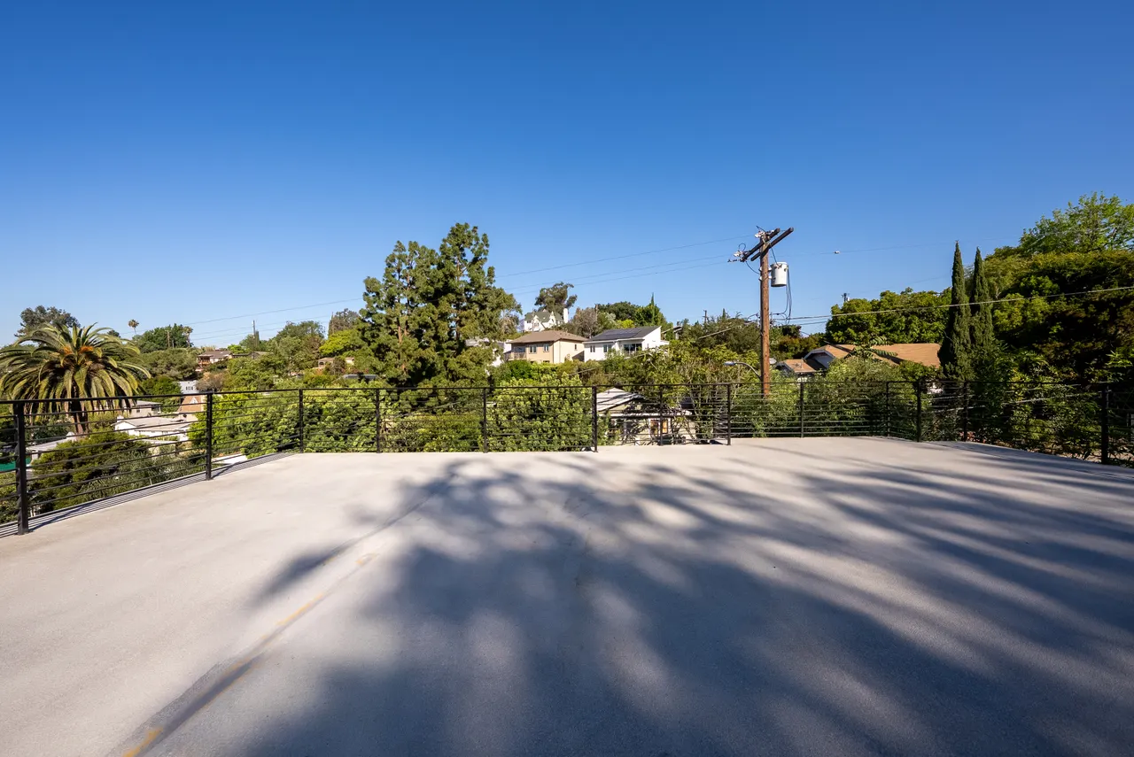 Rooftop deck with a panoramic view over the neighborhood